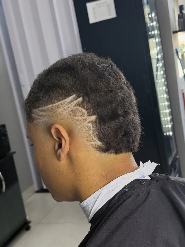 Corte visto de lado, com degradê e risco lateral desenhado